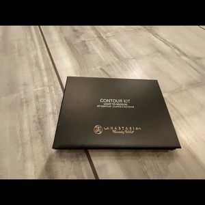 Anastasia contour kit light to medium